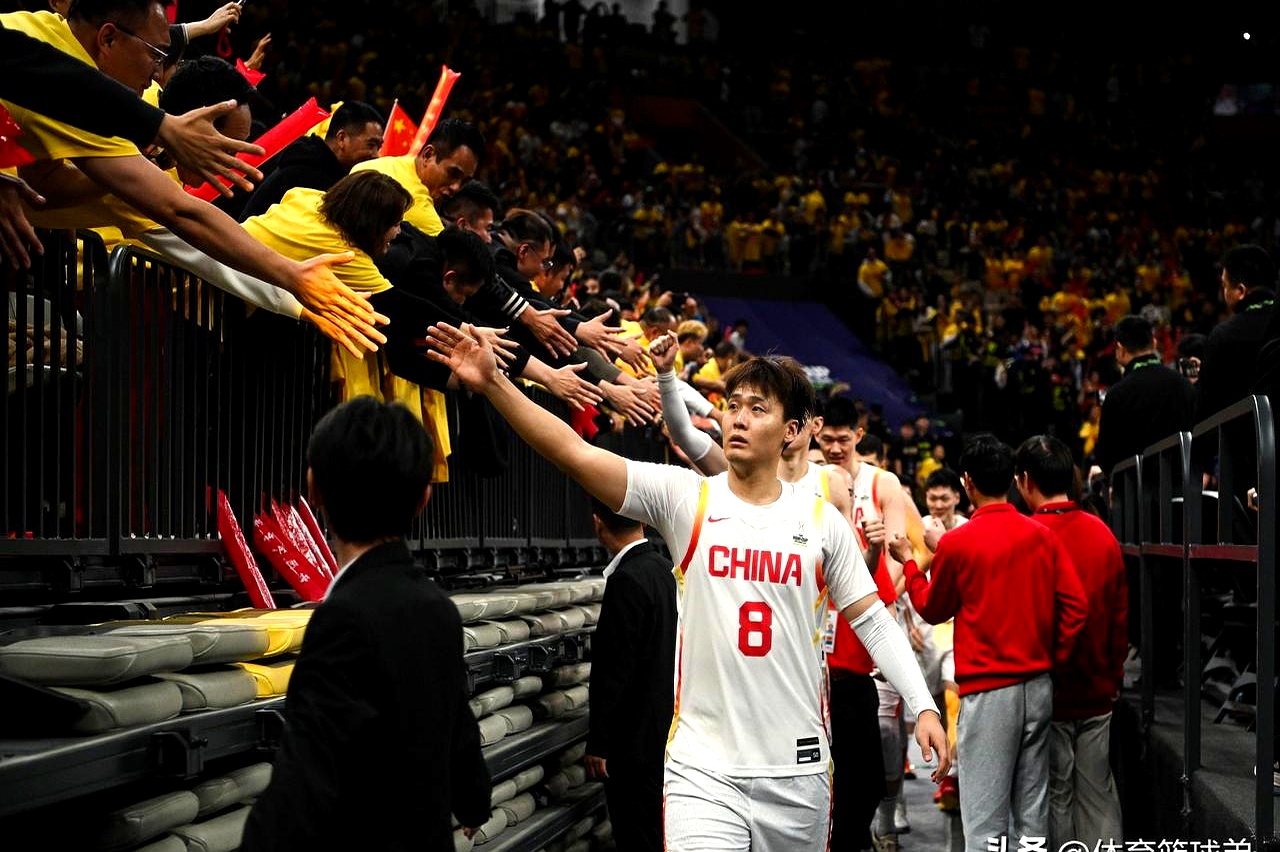 强强对话中球员奋力拼搏，为荣誉而战