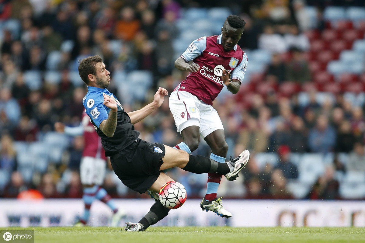 阿斯顿维拉与对手打平,积分领先优势保持 阿斯顿维拉与对手打平,积分领先优势保持