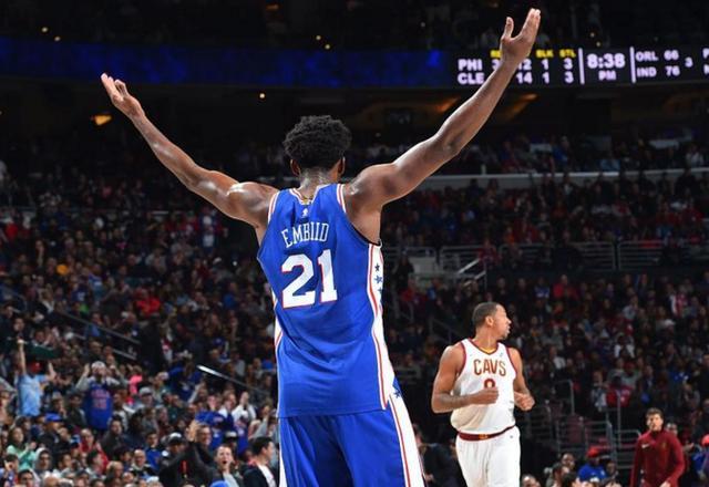 76人轻取北京队,浓眉哥扛起全队 76人轻取北京队,浓眉哥扛起全队