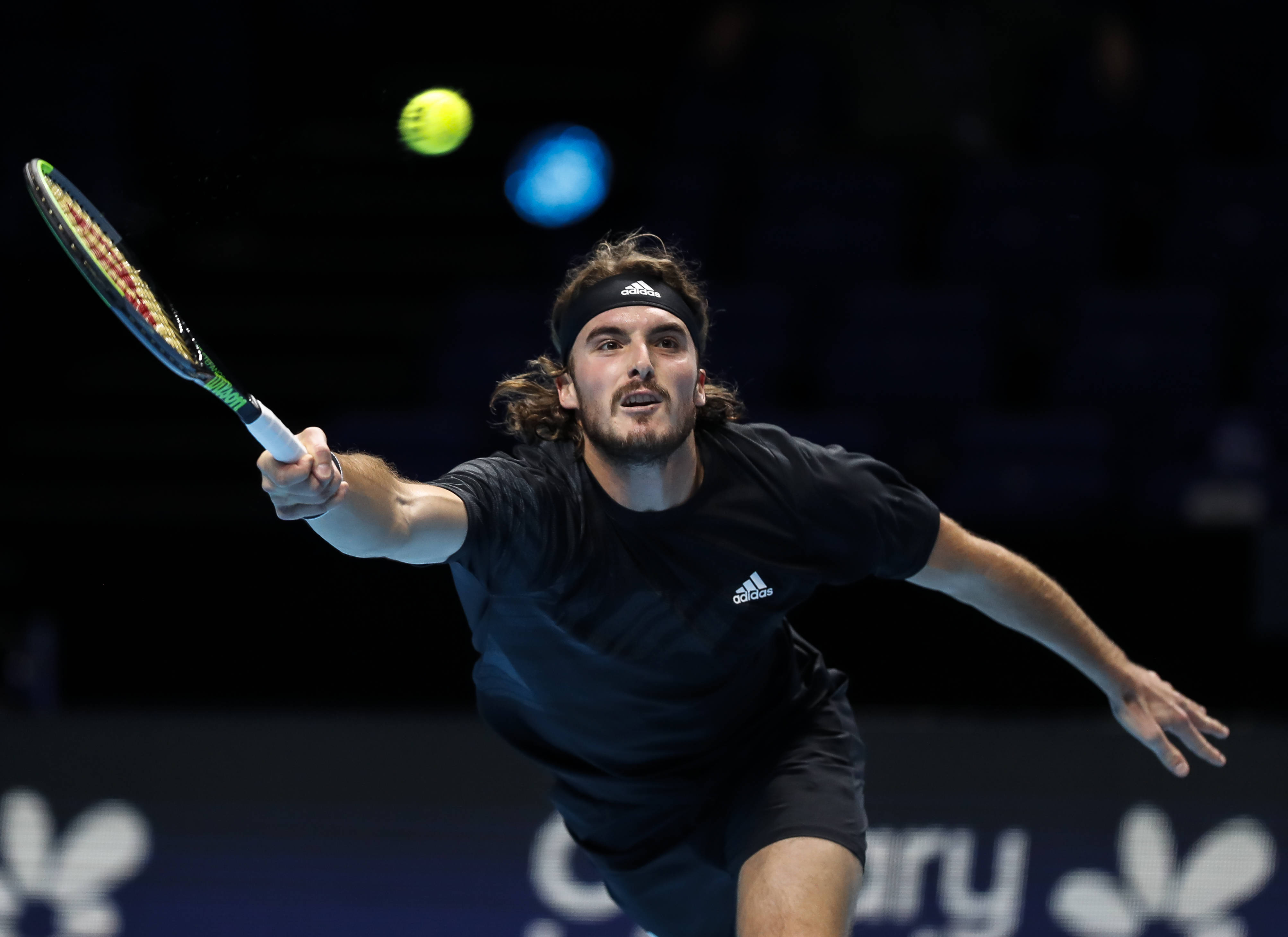 法网险胜年终总决赛,西西帕斯统治全场 法网险胜年终总决赛,西西帕斯统治全场