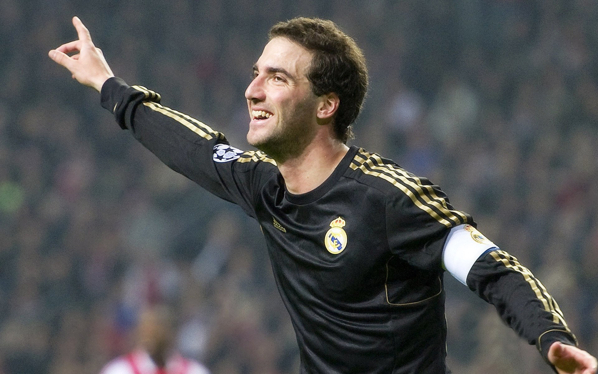 街道狂飙与绿茵逆转,当F1引擎遇见伯纳乌风暴